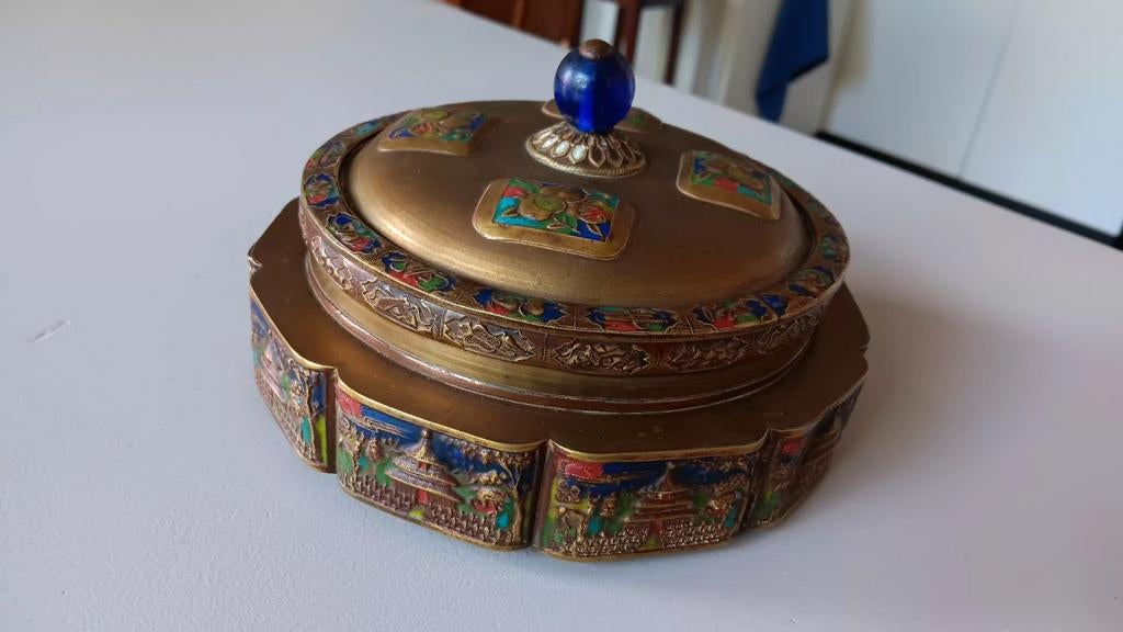 Rond bronskleurige Chinese schaal met reliefpanelen, Ophalen of Verzenden