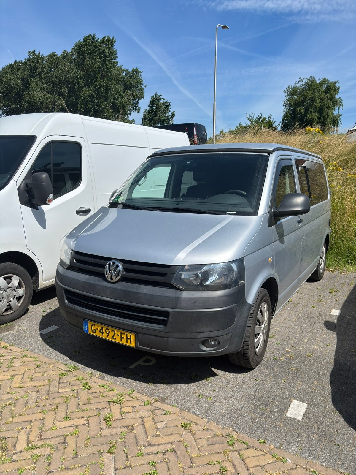 Buscamper VW T5, zilver, Caravans en Kamperen, Campers, Koelkast, Volkswagen, Particulier, 4 tot 5 meter