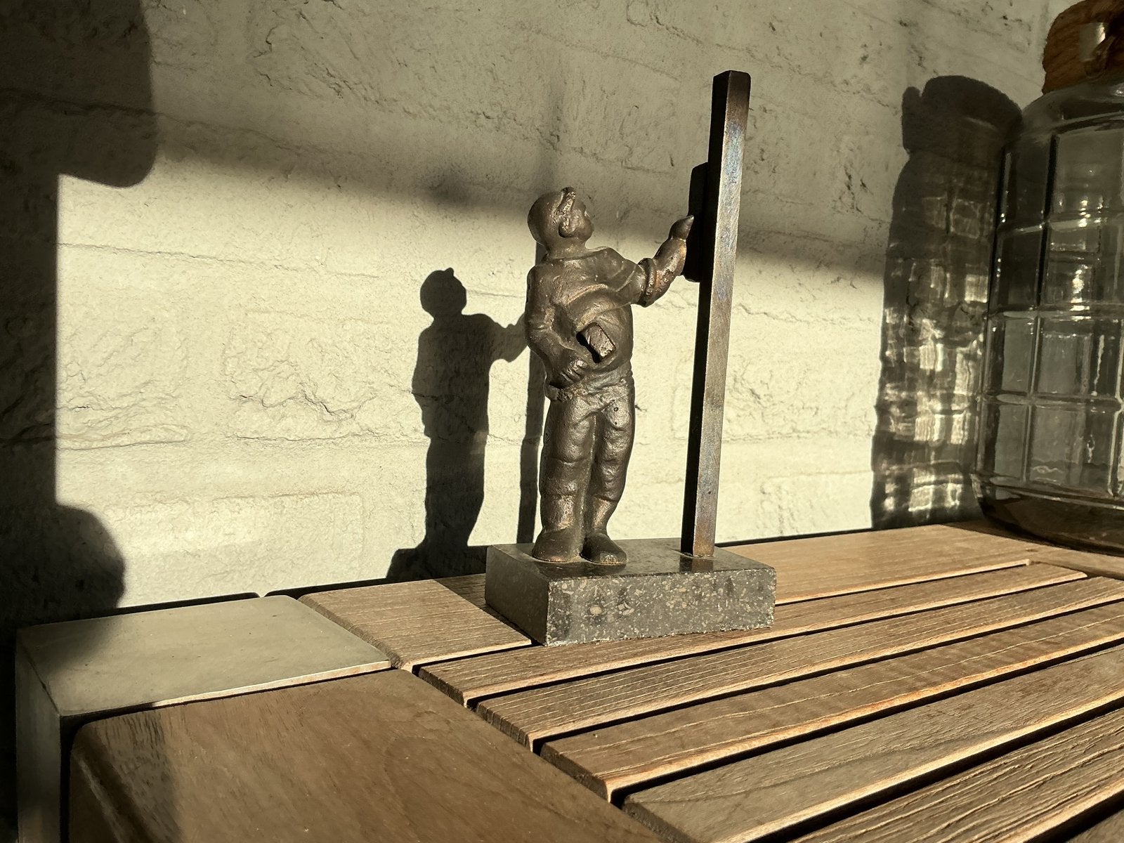 Bronzen beeldje van een man op marmeren sokkel, Minder dan 20 cm, Ophalen of Verzenden, Beeld, Bruin