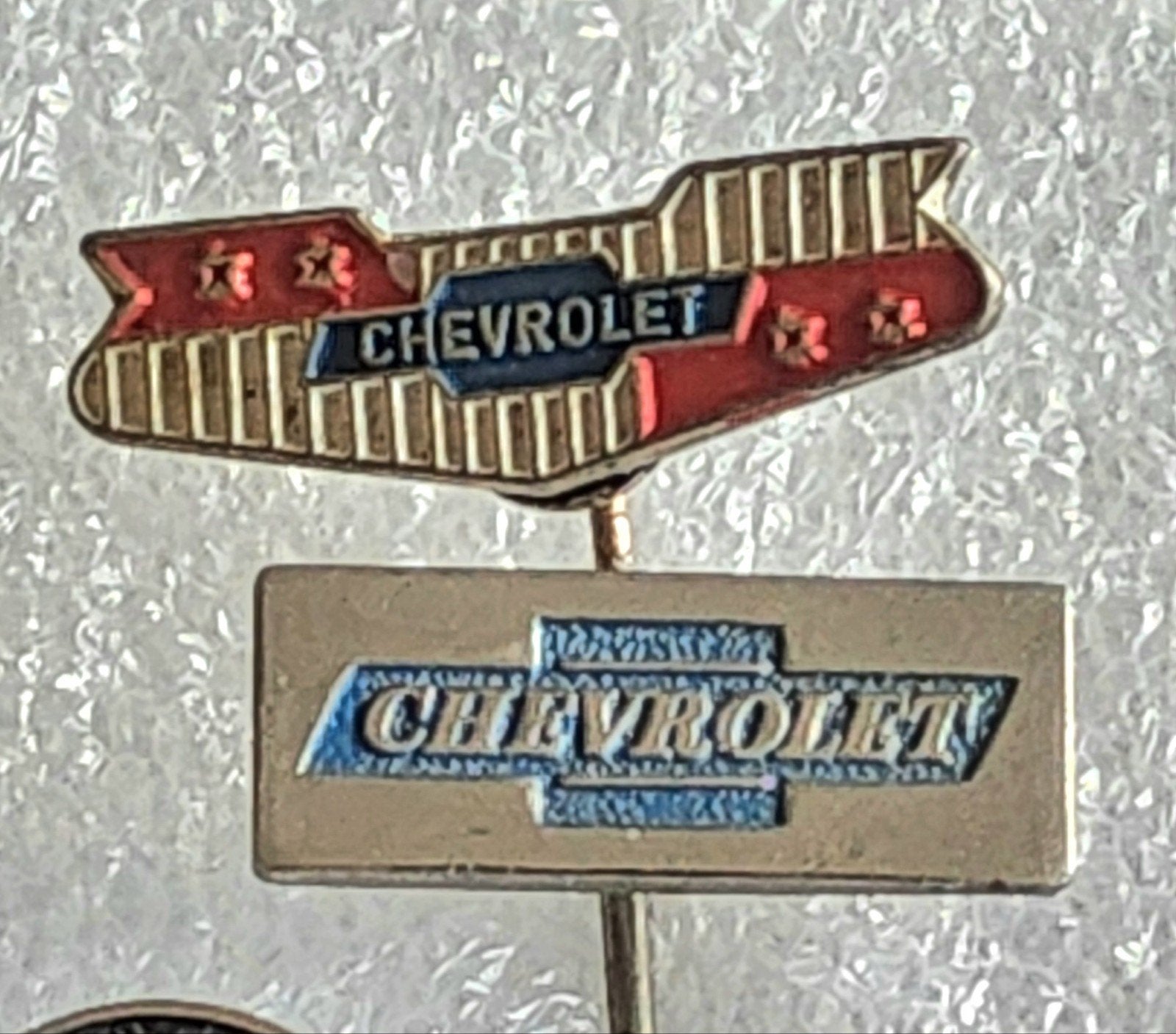 2 Chevrolet Speldjes/Pins - Vintage Auto, Ophalen of Verzenden, Gebruikt, Merk, Speldje of Pin