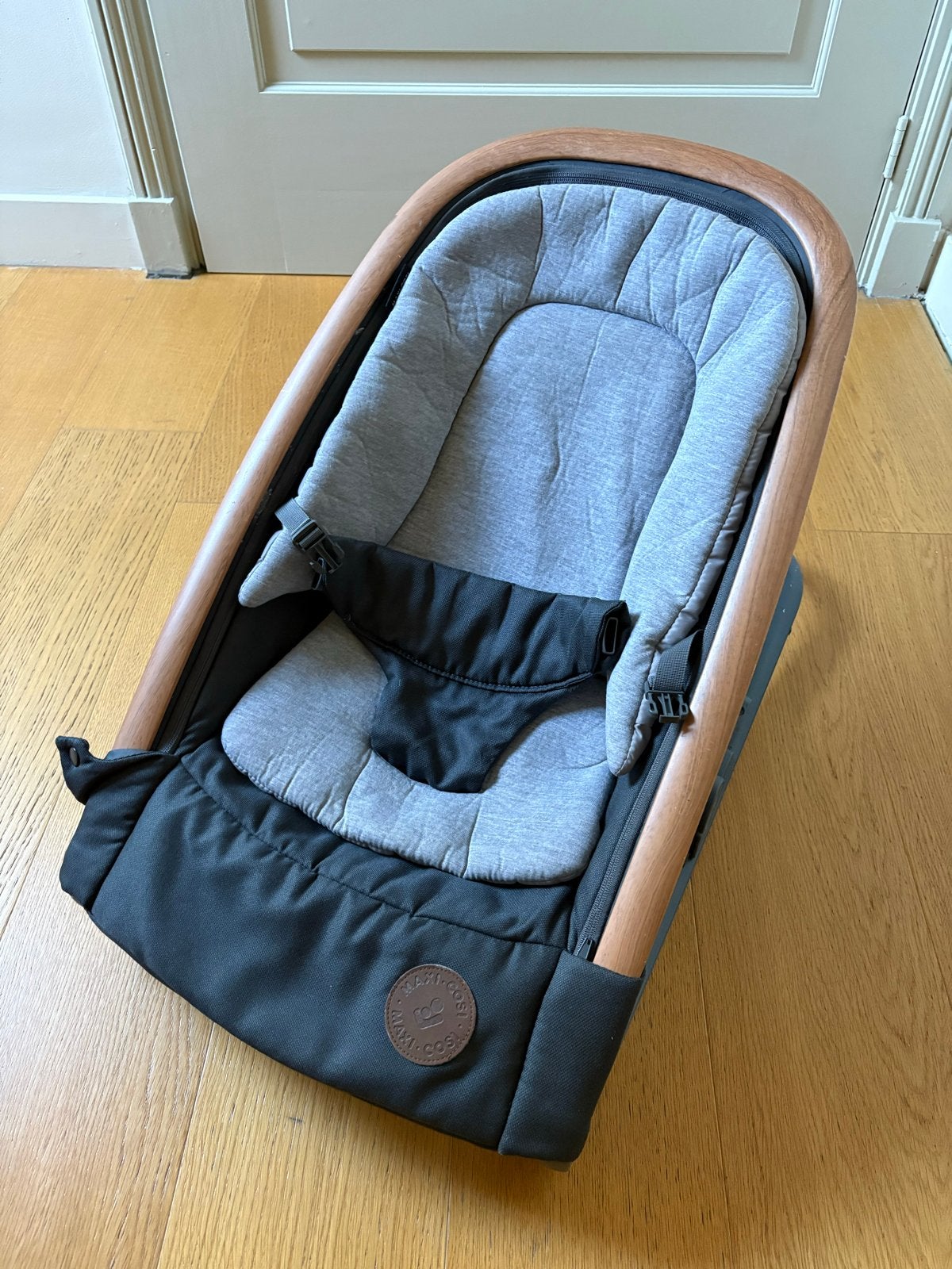 Maxi-Cosi Kori Wipstoeltje met boog - Beyond Graphite, Kinderen en Baby's, Wipstoeltjes, Gebruikt, Wipstoel, Met gordel(s) of riempje(s)