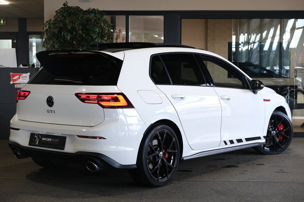Volkswagen Golf 8 2.0 TSI GTI Clubsport 300PK Pano Volleder, Gebruikt, 4 cilinders, 1984 cc, Wit