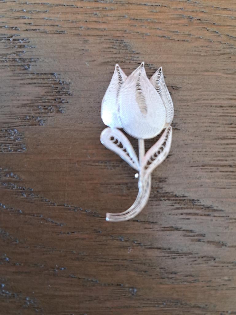 mooie tulpenspeld, Sieraden, Tassen en Uiterlijk, Broches, Ophalen of Verzenden, Zo goed als nieuw, Zilver, Overige materialen