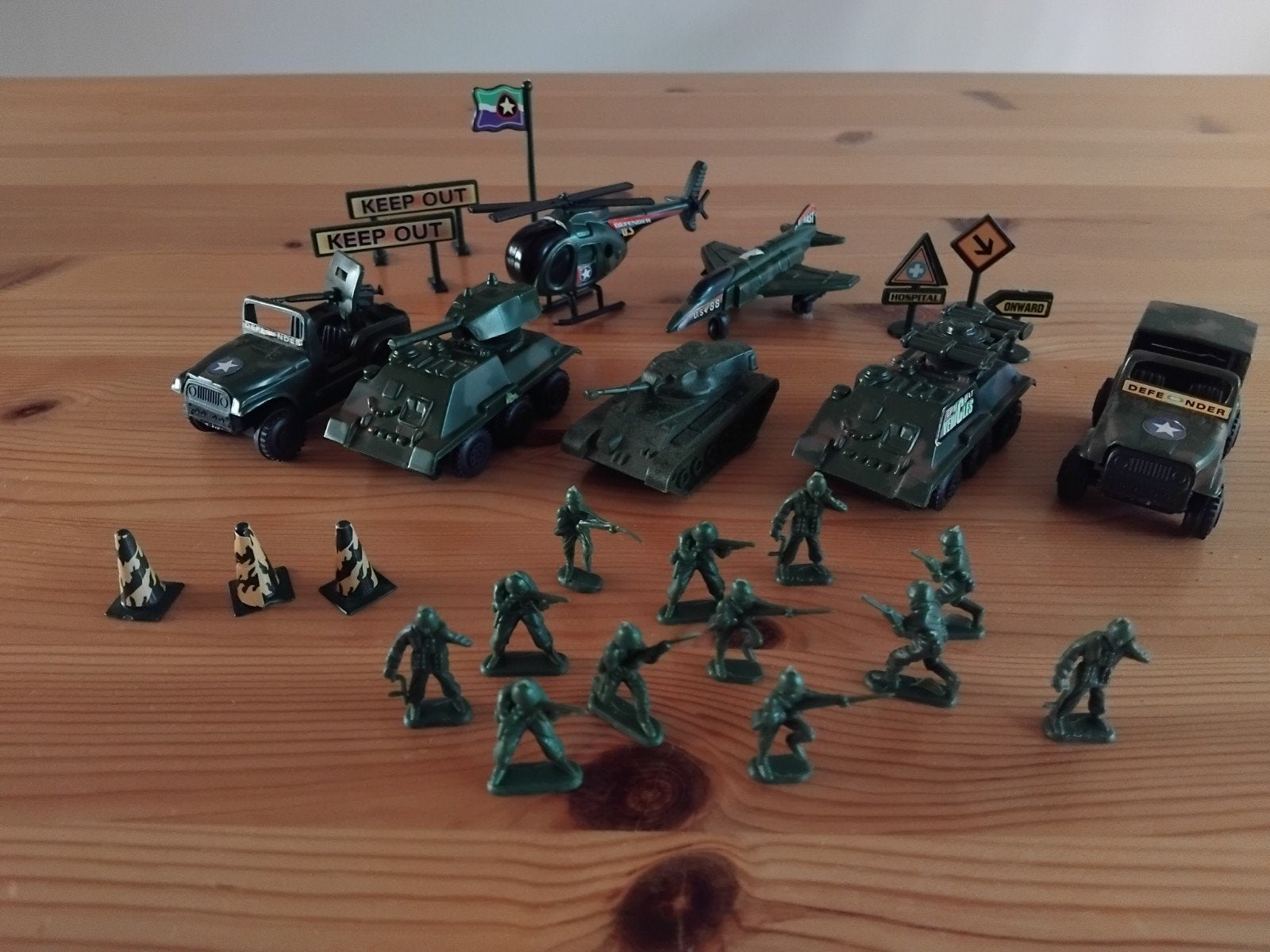 legervoertuigen en soldaten figuren 2,5 cm, Hobby en Vrije tijd, Modelbouw | Figuren en Diorama's, Ophalen of Verzenden, Gebruikt