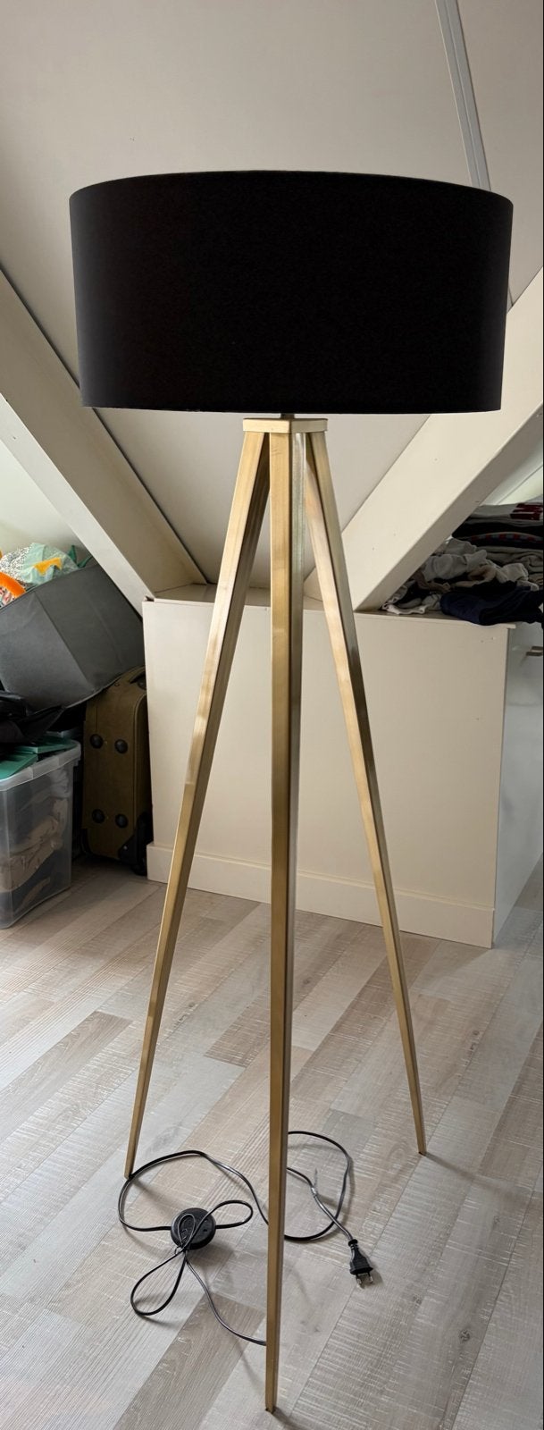 Stijlvolle vloerlamp met zwarte kap en gouden poten, Ophalen, Gebruikt, E27 (groot), Metaal