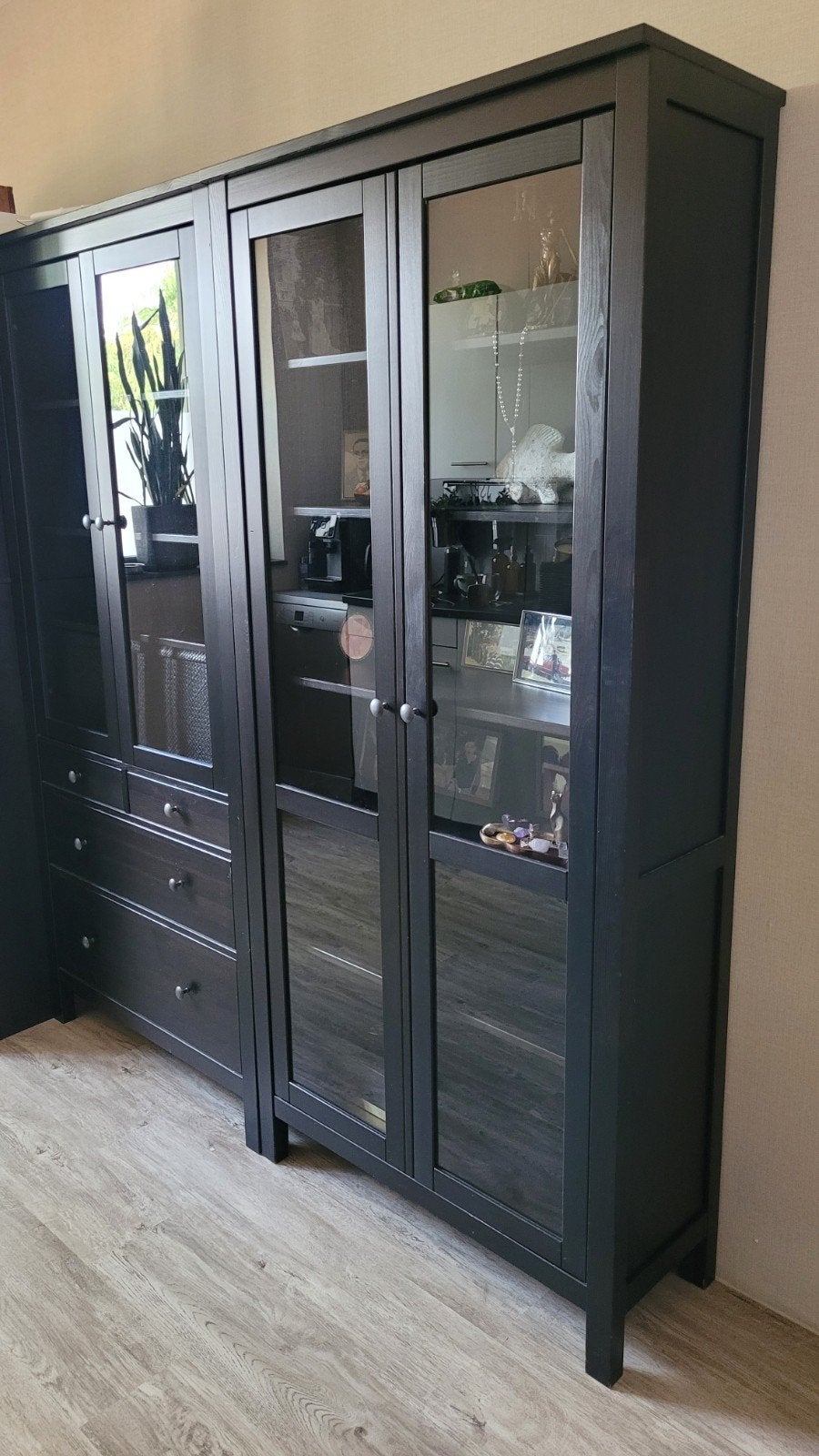 Twee Hemnes vitrinekasten - Zwartbruin, Ophalen, Gebruikt, 25 tot 50 cm, 50 tot 100 cm