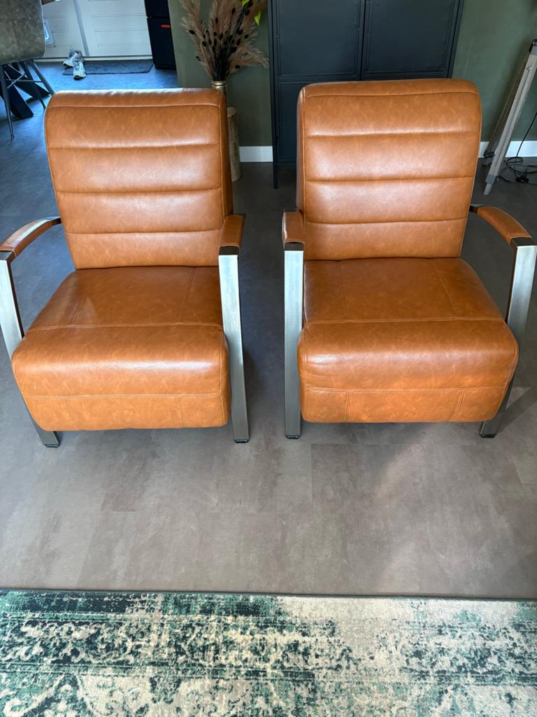 Set van 2 cognac leren fauteuils met metalen armleuningen, Ophalen, Zo goed als nieuw, 50 tot 75 cm, Leer