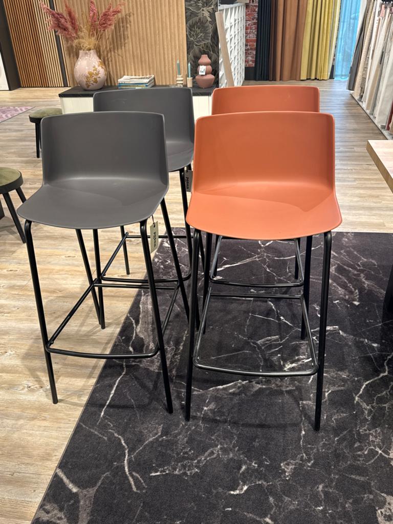 Set van 4 moderne barkrukken - Grijs en Terracotta, Ophalen, Kunststof, Met voetsteun, 60 tot 90 cm