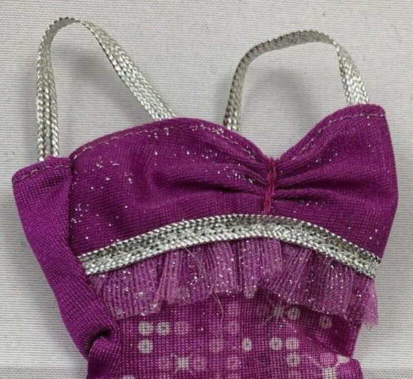 Barbie Loves Glitter Makeup T7435 Pop paarse jurk kleding, Verzamelen, Poppen, Coolsingel 104, 3011 AG Rotterdam, Netherlands