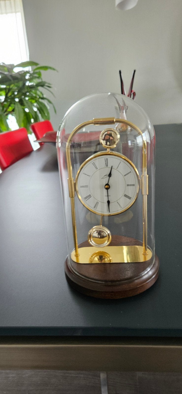 Klassieke tafelklok met glazen stolp en messing accenten, Ophalen