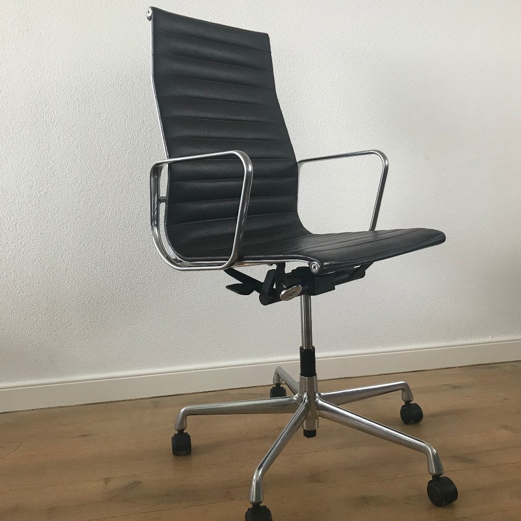 IZGS Vitra Eames Aluminium stoel EA 119 Gepolijst leer bruin, Bruin, Ophalen of Verzenden, Zo goed als nieuw, Nvt