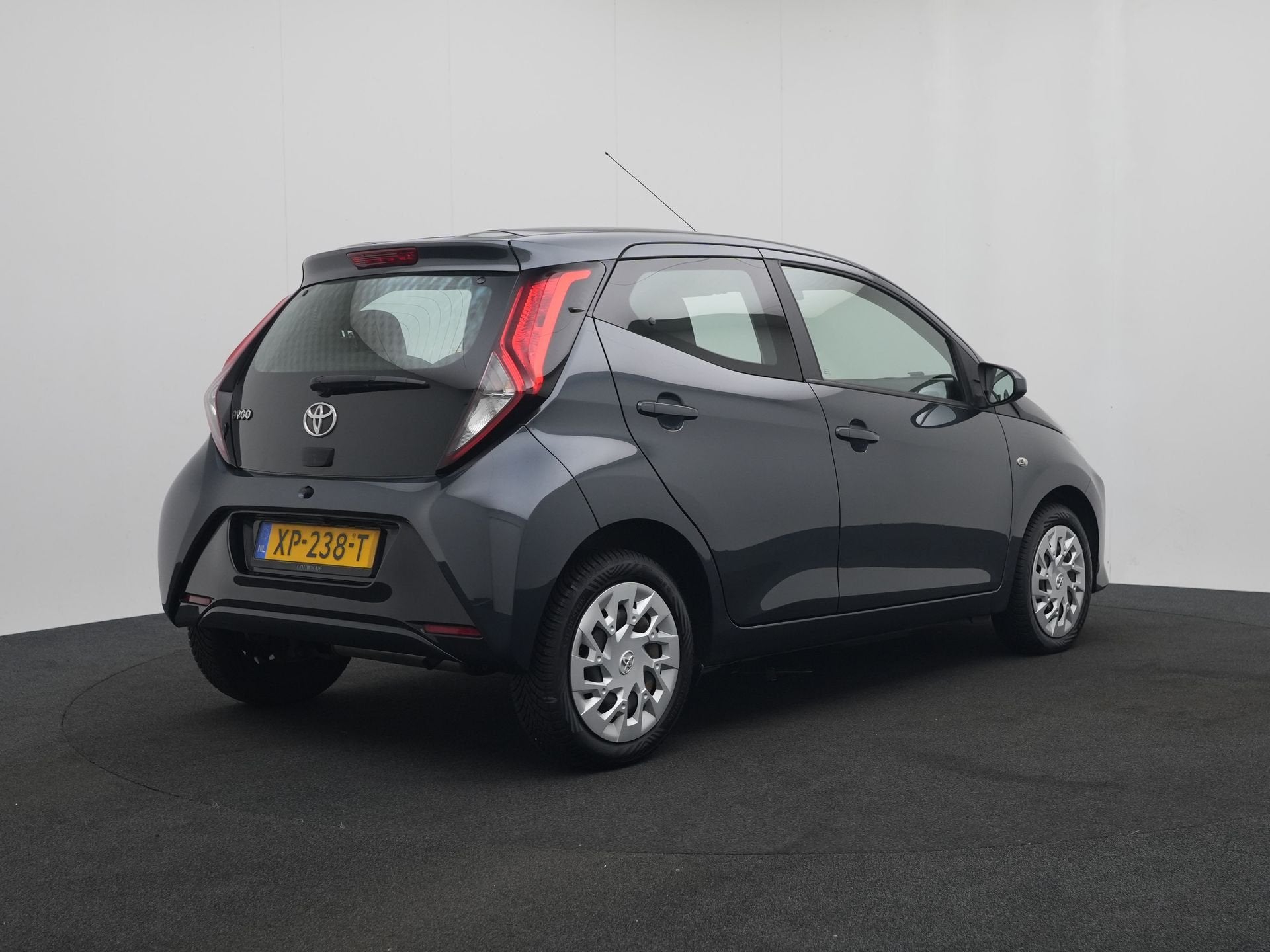 Toyota Aygo 1.0 VVT-i x-play | NL Auto | Dealer Onderhouden, Auto's, Voorwielaandrijving, Stof, Gebruikt, 4 stoelen