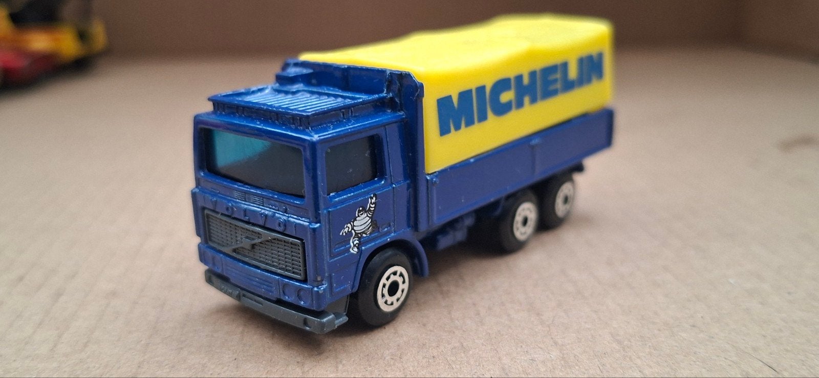 Matchbox Volvo vrachtwagen Michelin (blauw/geel), Ophalen of Verzenden, Gebruikt