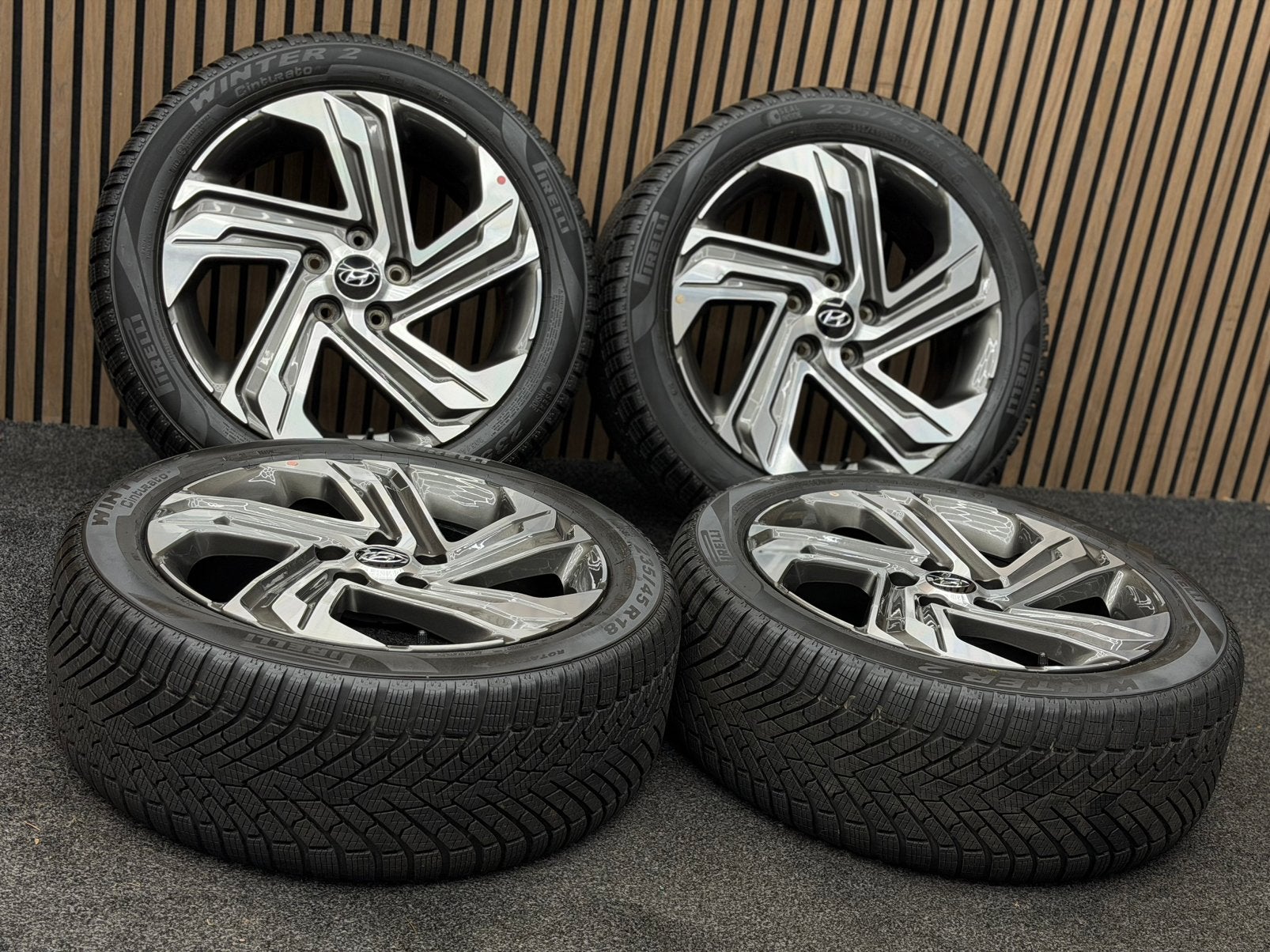 Originele 18 inch Hyundai Kona 5x114.3 235/45/18 Pirelli, Auto-onderdelen, Banden en Velgen, Ophalen, 18 inch, ., Banden en Velgen