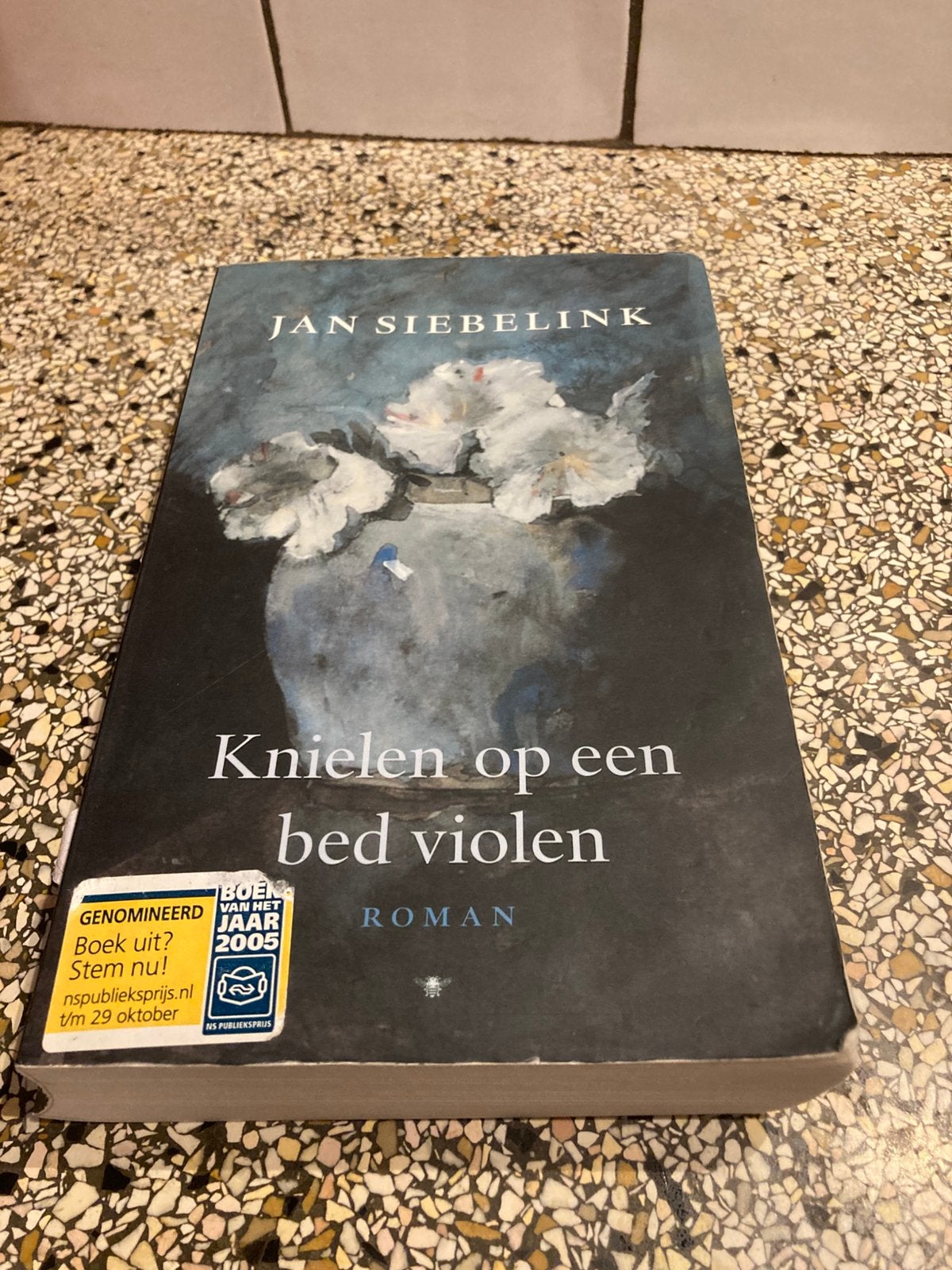 Knielen op een bed violen, Ophalen of Verzenden, Gelezen
