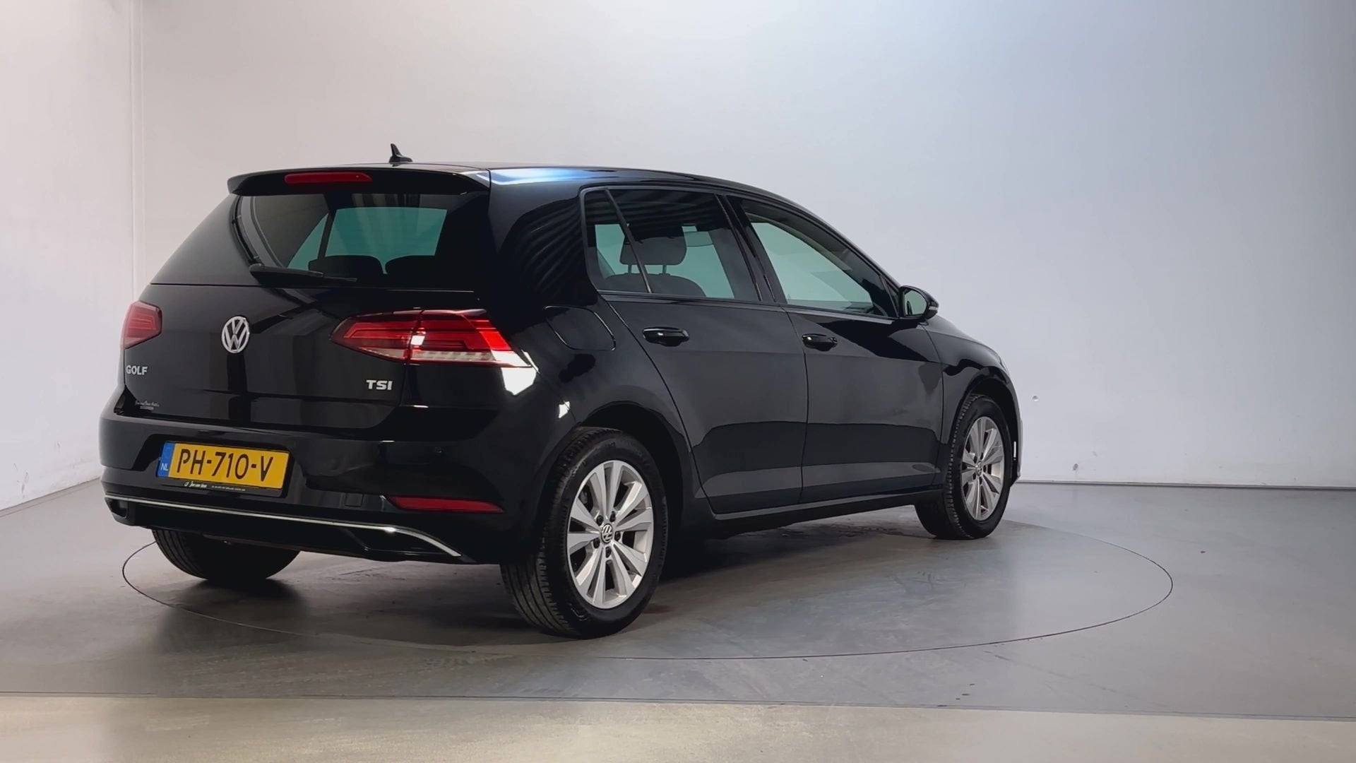 Volkswagen Golf 1.0 TSI 110pk 6-bak Comfortline Navigatie DA, Auto's, Stof, Gebruikt, Met garantie (alle), Zwart