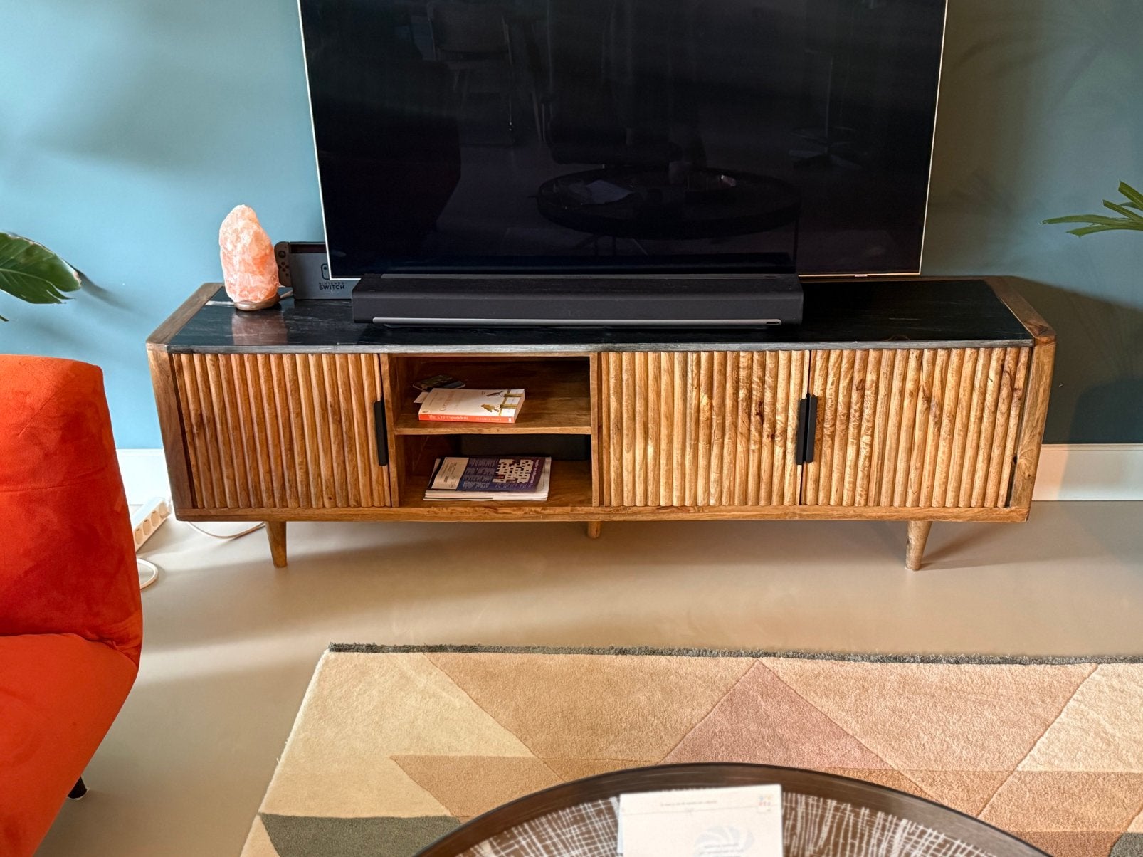 TV-meubel van mangohout met marmeren blad, Huis en Inrichting, Kasten | Televisiemeubels, Ophalen, 150 tot 200 cm, Zo goed als nieuw