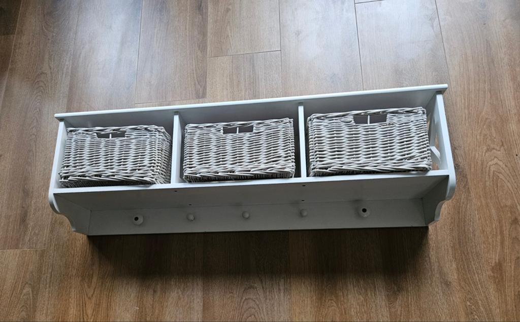 Witte wandkapstok met 3 rieten mandjes en 4 haken, Huis en Inrichting, Woonaccessoires | Kapstokken, Ophalen