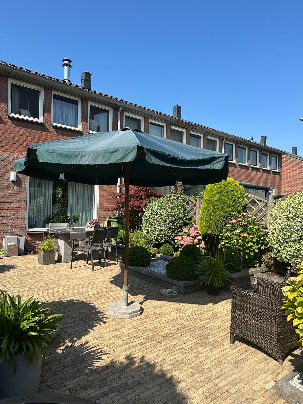 Grote groene parasol met houten frame, Ophalen, Gebruikt, 2 tot 3 meter, Stokparasol