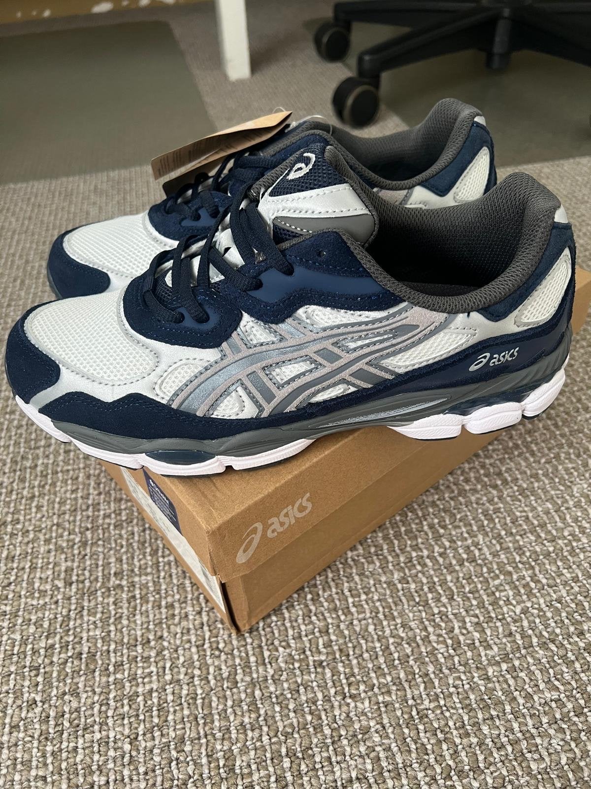 Nieuwe Asics Gel-nyc maat 43,5, Blauw, Nieuw, Ophalen of Verzenden, Sneakers of Gympen