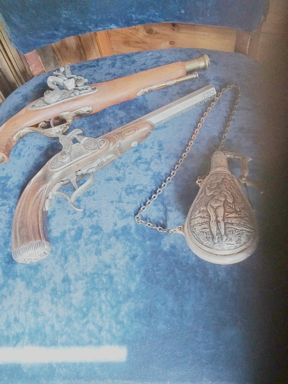 Twee  percussie pistols met buskruit dispenser, Ophalen of Verzenden