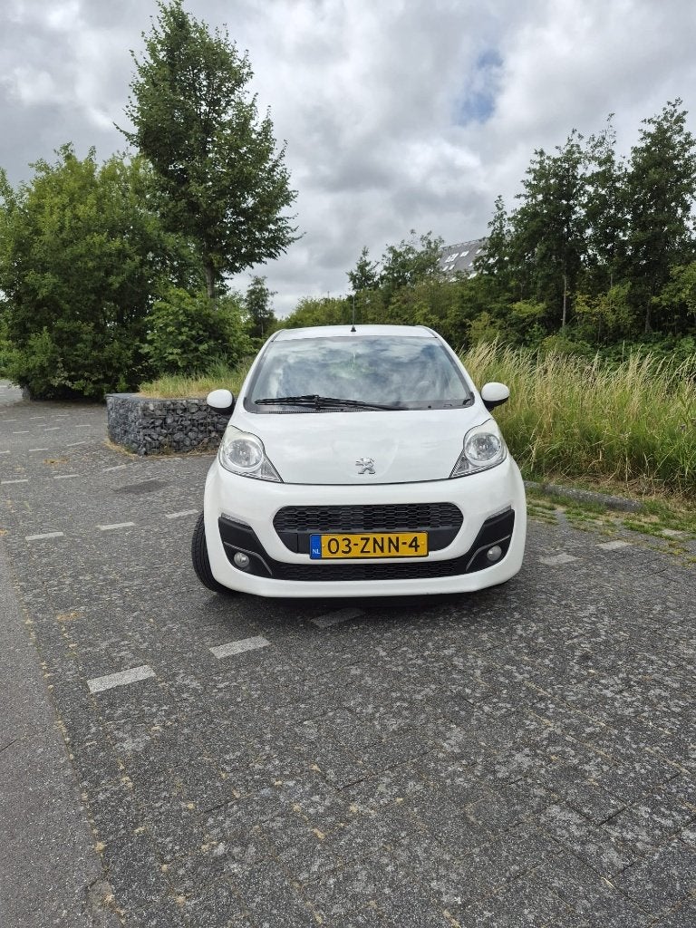 Peugeot 107 1.0 12V 5DR 2013 Wit, Auto's, Peugeot, Voorwielaandrijving, Euro 5, Stof, Zwart