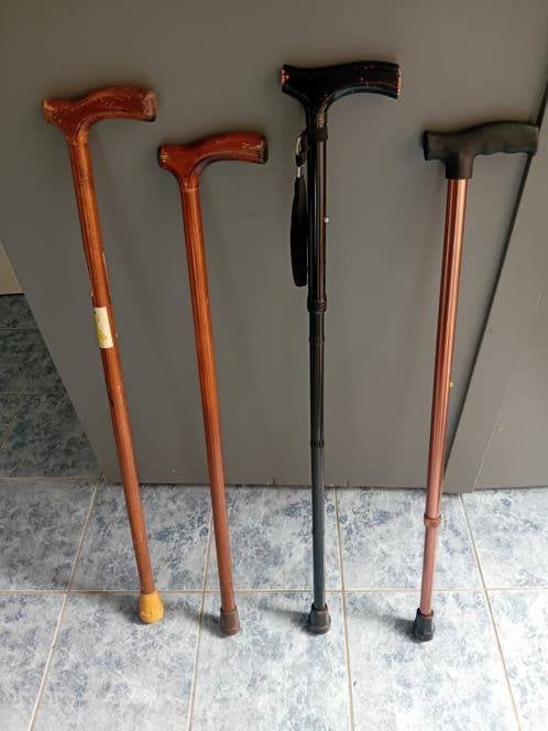 2 houten wandelstok en 2 metalen verstelbaar wandelstokken, Ophalen of Verzenden, Verstelbaar, Gebruikt