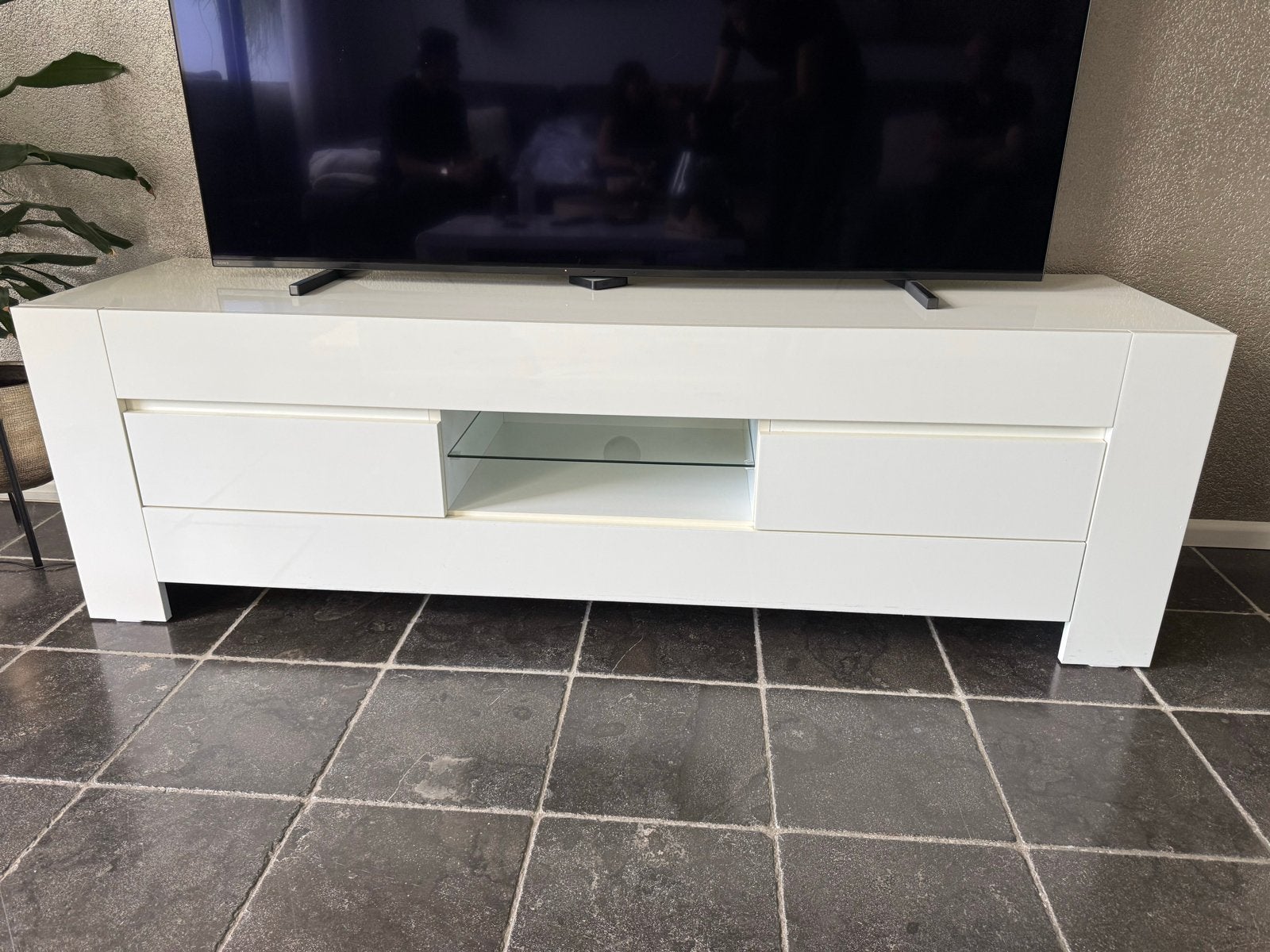Modern TV-meubel wit hoogglans met glazen plank, Huis en Inrichting, Ophalen, Gebruikt, 150 tot 200 cm, Overige houtsoorten