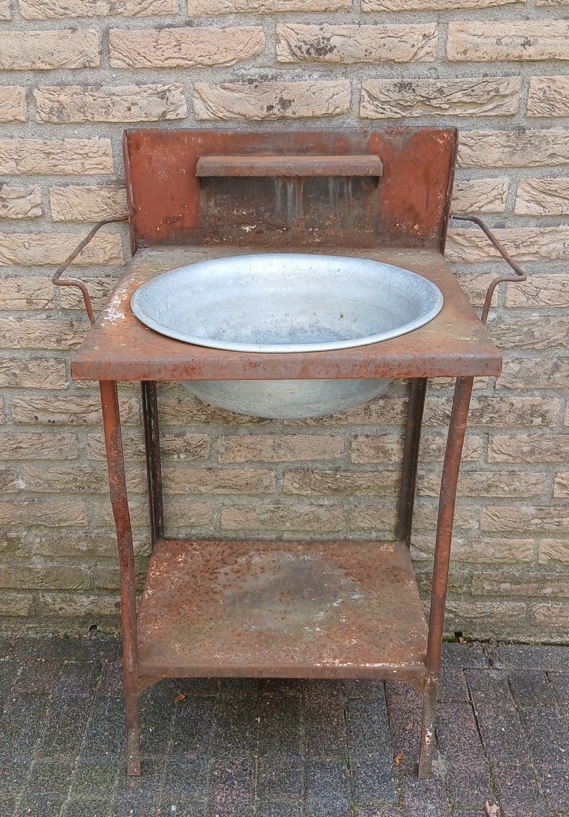 ijzeren wastafel, Ophalen