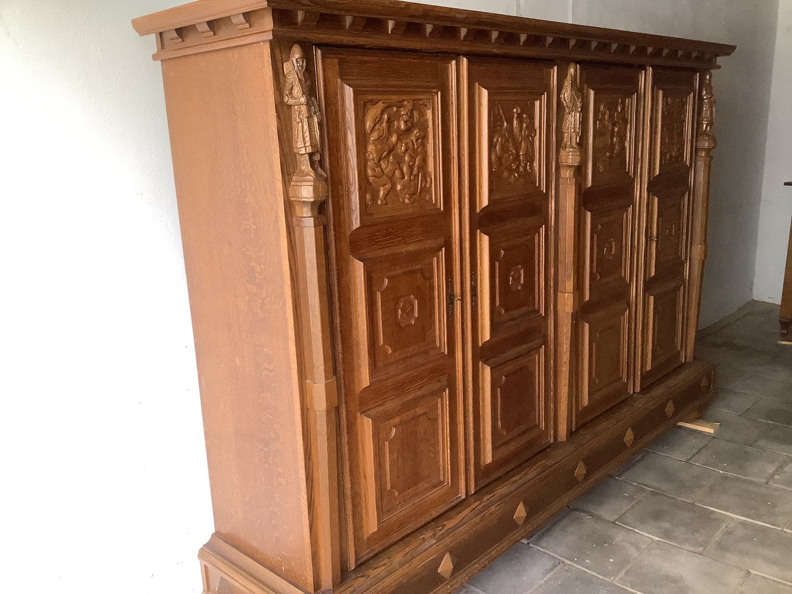 Antieke Eiken Kast met Handgesneden Details, Ophalen