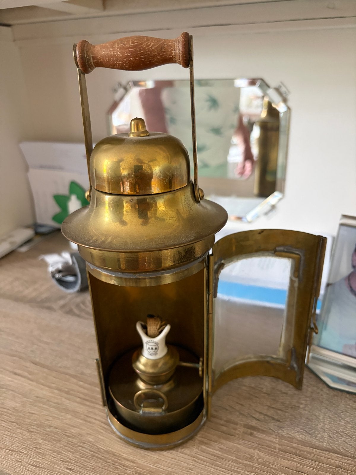 Antieke kopere scheepslamp met porseleinen brander, Ophalen