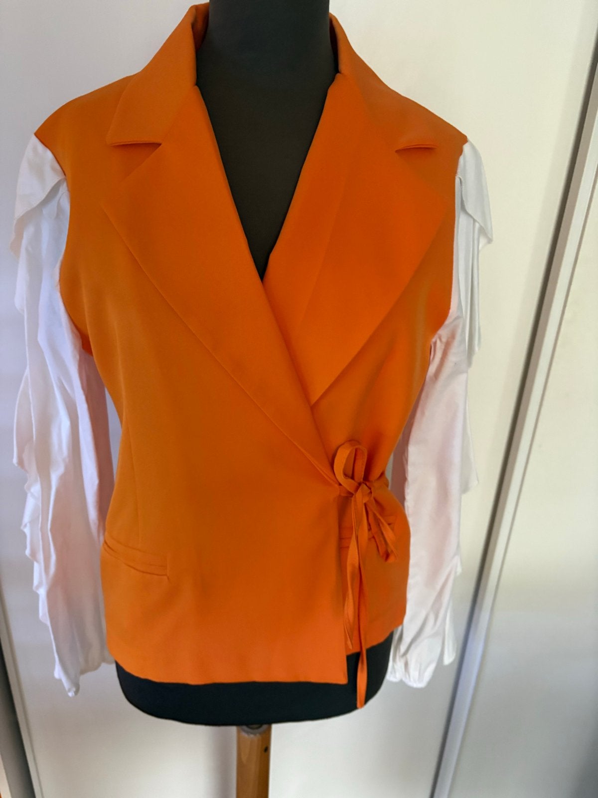 Biba Oranje Jasje met Witte Mouwen en Overslag - Maat M/L, Kleding | Dames, Maat 38/40 (M), Nieuw, Oranje, Ophalen of Verzenden