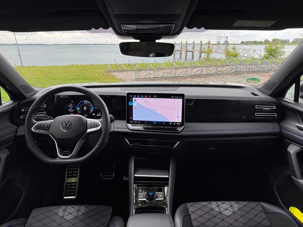 Volkswagen Tiguan 1.5 e-Hybrid R-Line Black / 20 inch / 5jr, Auto's, Zwart, Leder en Stof, Zwart, Bedrijf