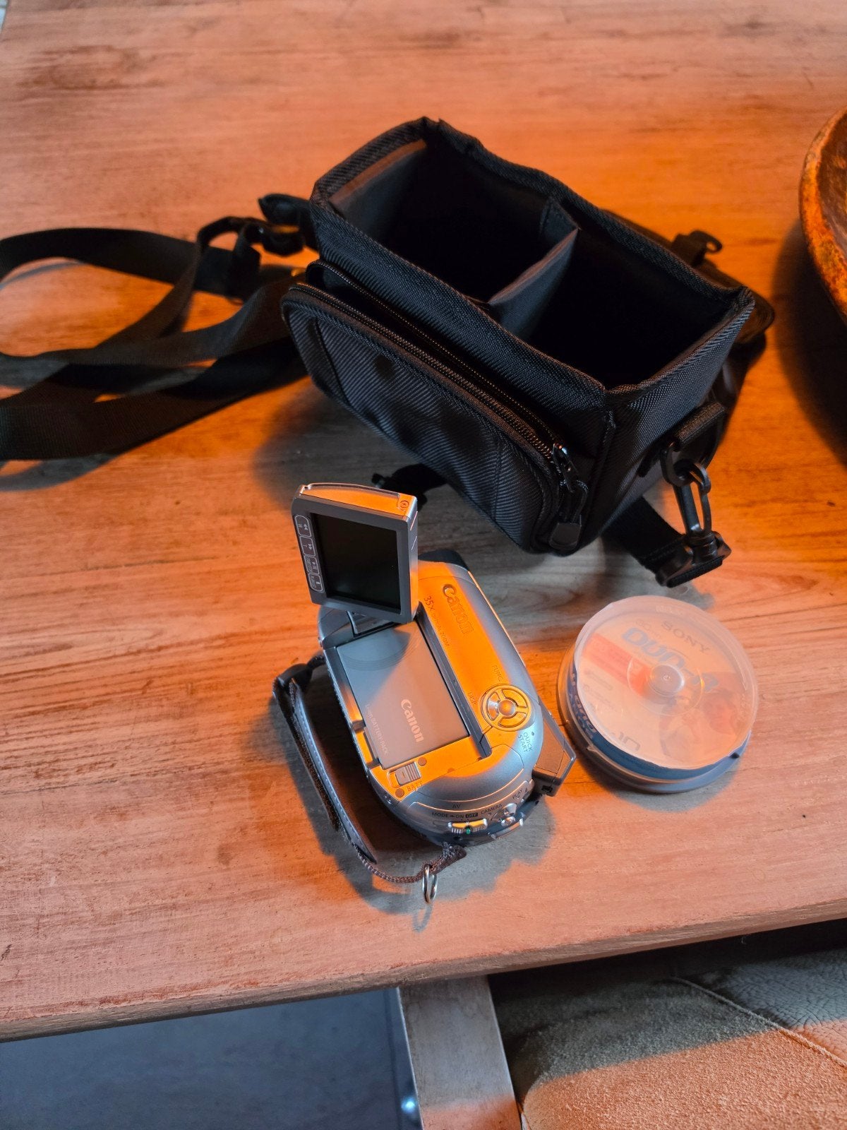 Canon camera met tas, oplader en 4 lege discs, Canon, Dvd, 20x of meer, Ophalen of Verzenden