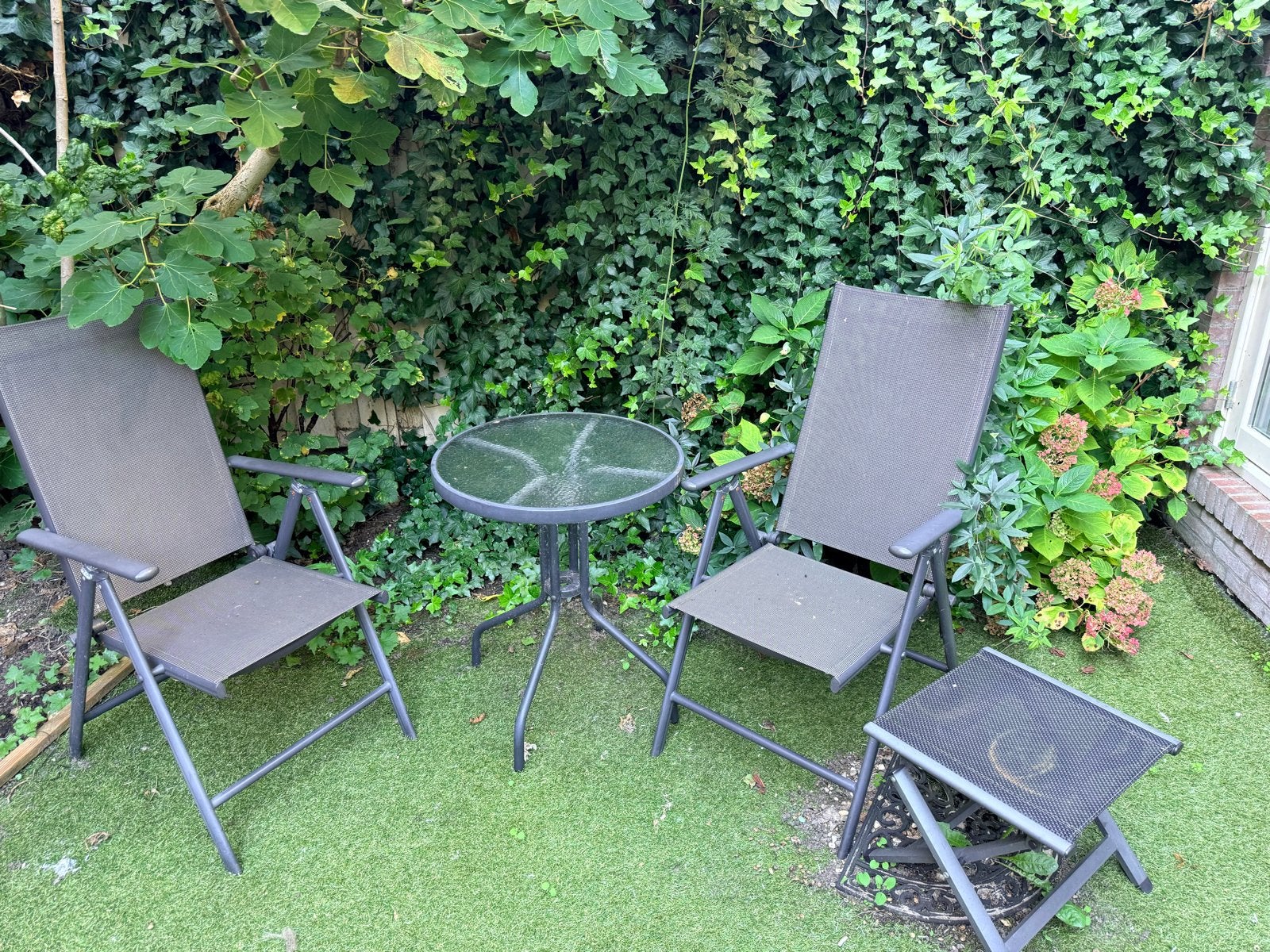 Tuinset: 2 stoelen, tafel en voetenbankje, Ophalen, Gebruikt, Metaal, Inklapbaar