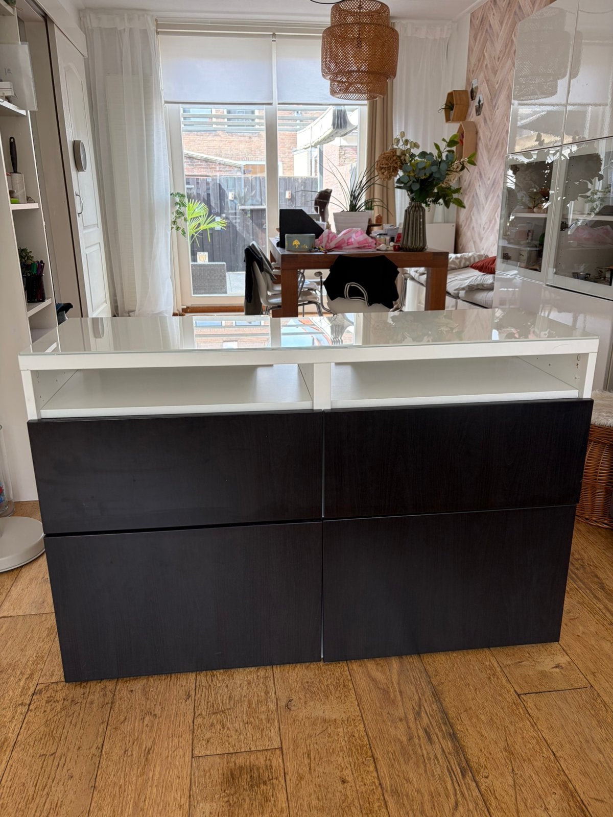 IKEA dressoir met glasplaat, Huis en Inrichting, Kasten | Dressoirs, Ophalen, Gebruikt, 25 tot 50 cm, 100 tot 150 cm