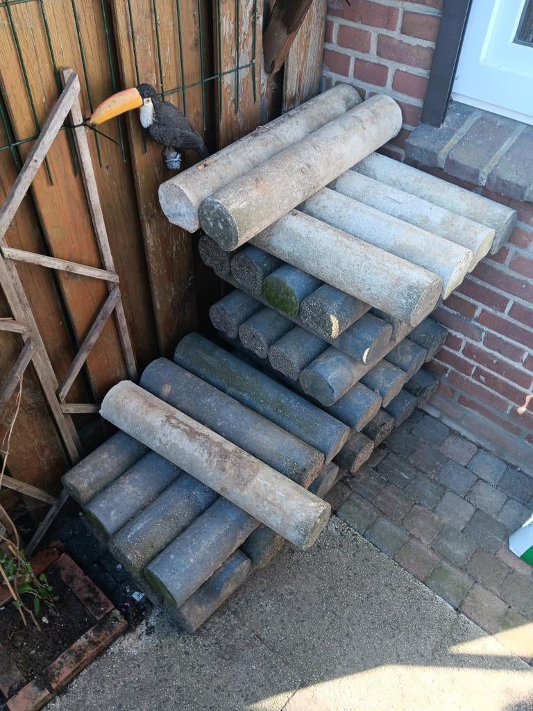 Gratis betonne paaltjes +-50 stuks, Ophalen, Gebruikt, 25 tot 50 cm, Minder dan 25 cm