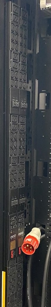 APC AP8886 Metered Rack PDU 0U 3-fase 32A 42 outlets, Ophalen of Verzenden, Gebruikt