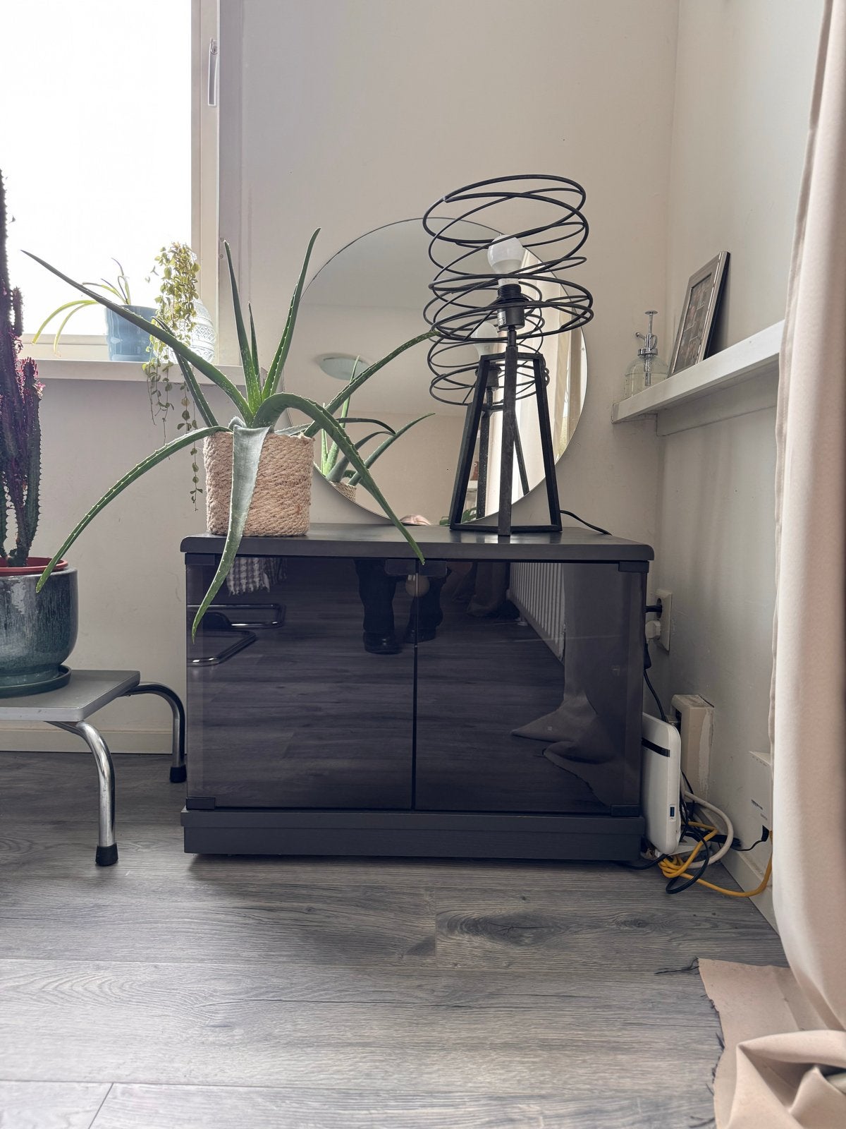 Vintage retro kastje met rookglazen deuren en wieltjes, Ophalen, Gebruikt, 50 tot 100 cm, Glas