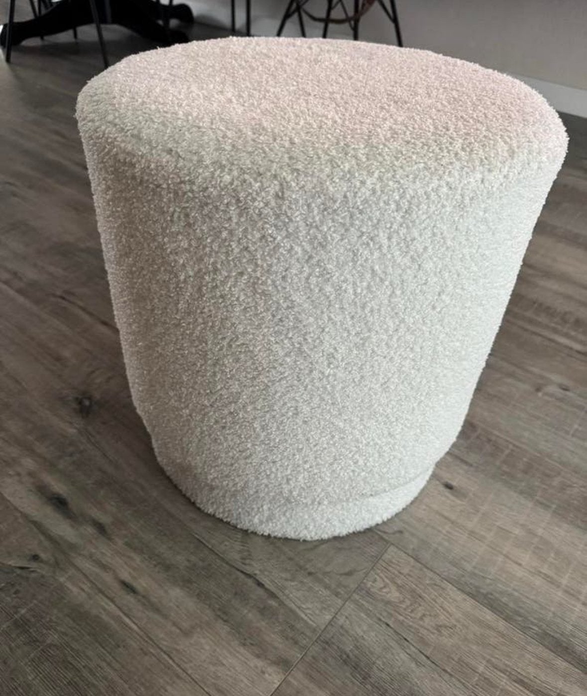 Witte Bouclé Poef - Zo goed als nieuw, Huis en Inrichting, Minder dan 50 cm, Rond, Ophalen of Verzenden, Zo goed als nieuw