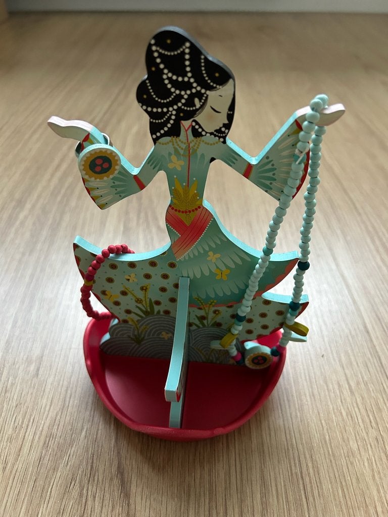 Djeco sieradenstandaard "danseres"+ketting, armband en ring., Ophalen of Verzenden, Zo goed als nieuw, Overige typen