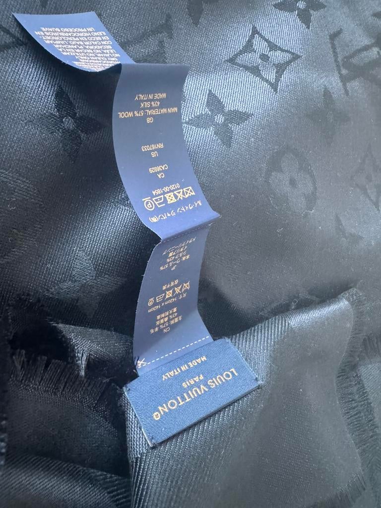 Louis Vuitton Monogram Classic Shawl (zwart) nieuw, Kleding | Dames, Mutsen, Sjaals en Handschoenen, Ophalen of Verzenden, Nieuw