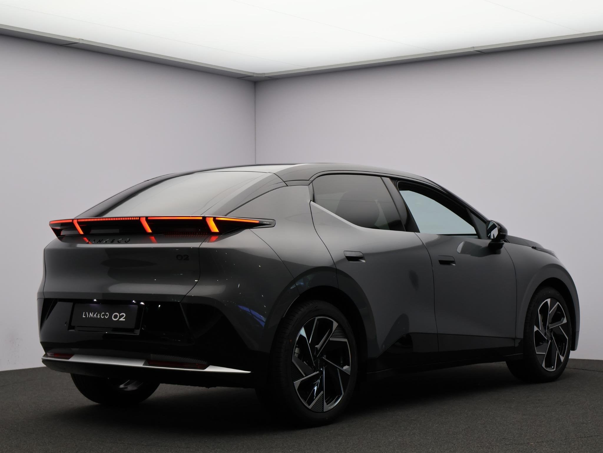 Lynk & Co 02 More 66 kWh Pano | Stuurverwarming | 360 camera, Automaat, Achterwielaandrijving, Automatische klimaatregeling, 1795 kg