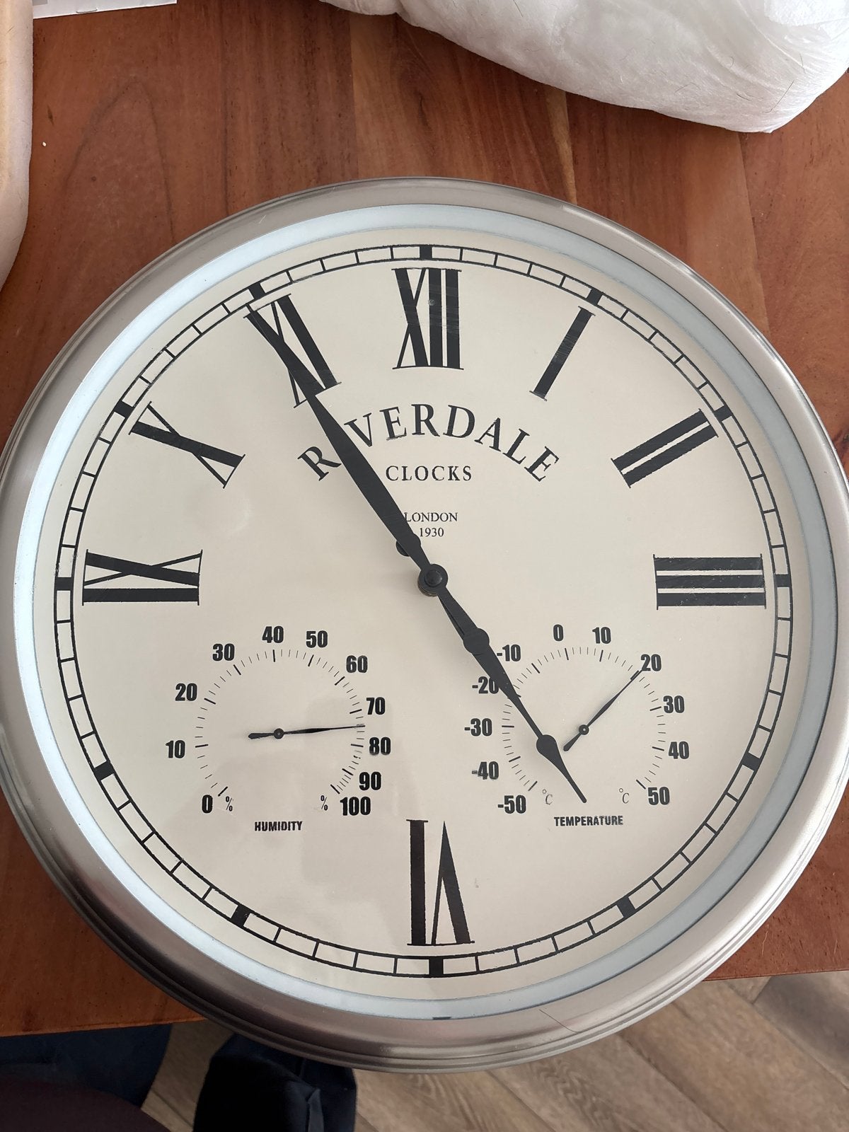 Riverdale Wandklok met Thermometer en Hygrometer, Analoog, Ophalen of Verzenden, Zo goed als nieuw, Zilver