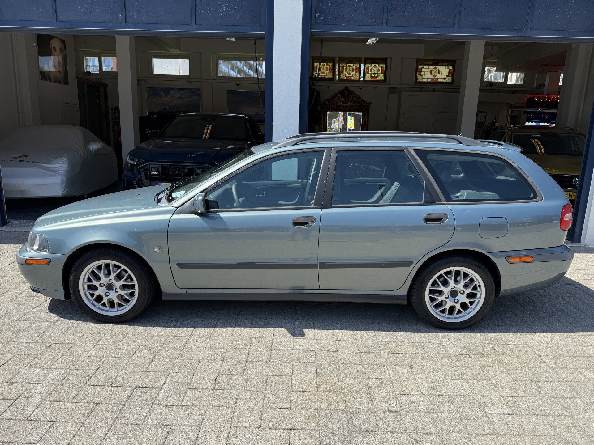 Volvo V40 1.8 Europa APK 8-2027 (bj 2002), Voorwielaandrijving, Gebruikt, 4 cilinders, Startonderbreker