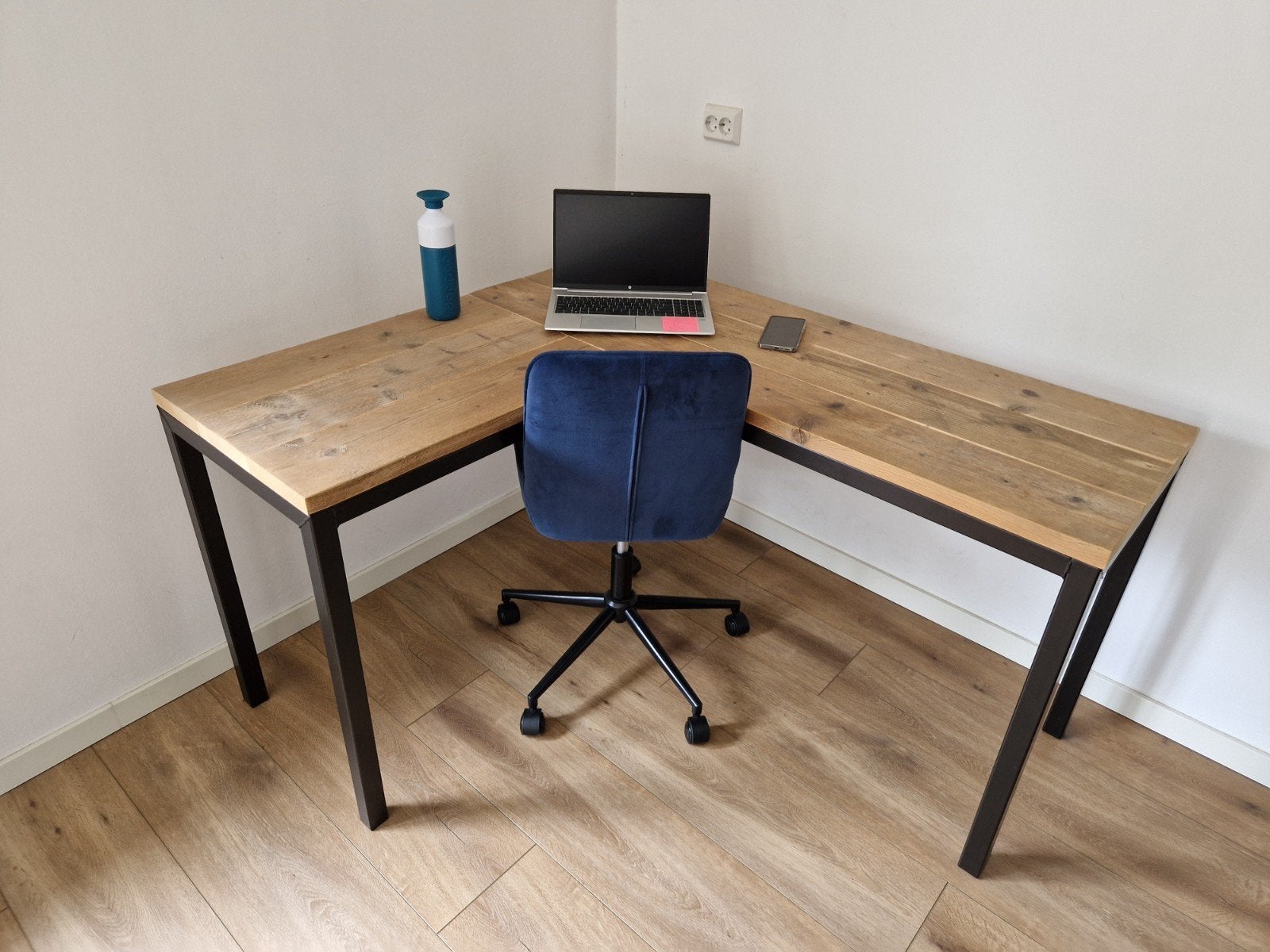 Steigerhouten hoekbureau met zwart stalen frame, Huis en Inrichting, Ophalen, Zwart, Gebruikt, Hout