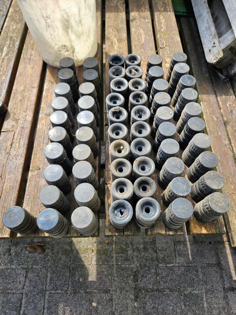 Isolatoren voor afrastering 60 stuks.