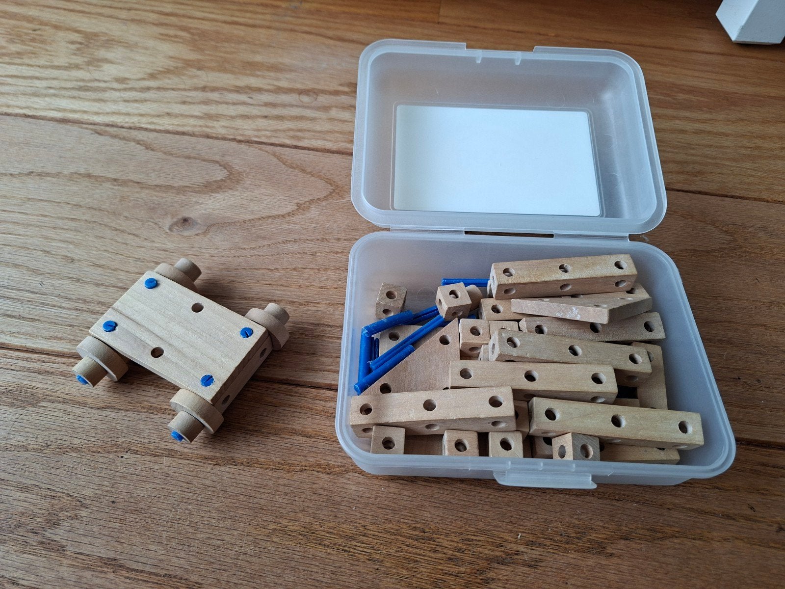 Bouwset houten blokjes en plastic pinnetjes, Ophalen, Gebruikt, Hout, Overige merken