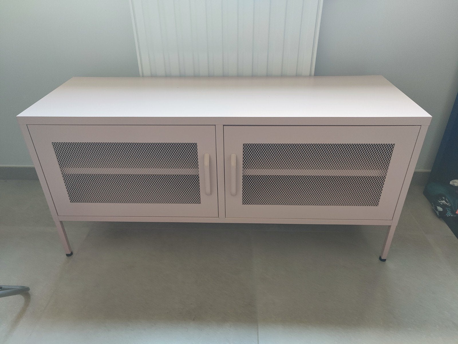 Roze metalen dressoir/tv-meubel, Ophalen, 100 tot 150 cm, Modern, Industrieel, Zo goed als nieuw