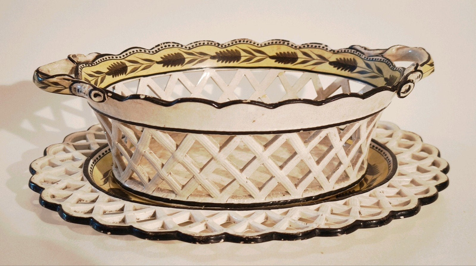 Antieke aardewerk creamware kastanjemand met schotel, Ophalen of Verzenden